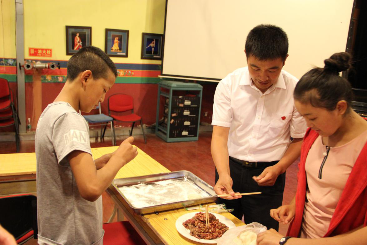 關(guān)愛孤兒 共度佳節(jié) 千喜鶴領(lǐng)導(dǎo)看望藏族孤兒